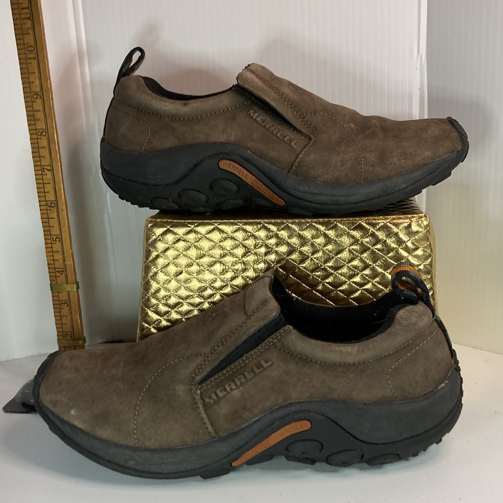 Men’s 8 Merrell brown chukka slip ons. Rugged sole. Box 16